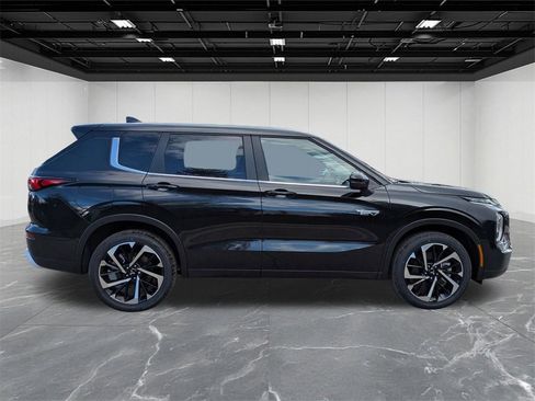 New 2025 Mitsubishi Outlander SE image 6