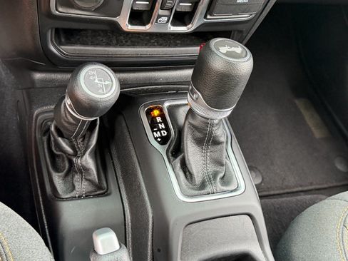 Used 2025 Jeep Wrangler Unlimited Sahara AWD/4WD image 21