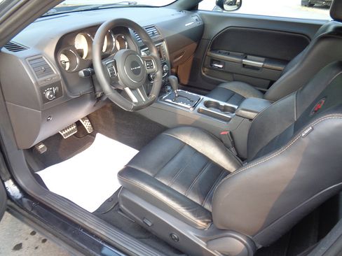 Used 2014 Dodge Challenger SXT image 15
