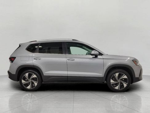 Used 2025 Volkswagen Taos SE AWD/4WD image 12