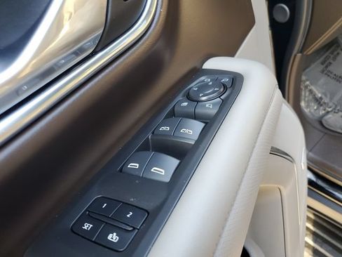 Used 2024 GMC Yukon SLT w/ SLT Luxury Package RWD image 17