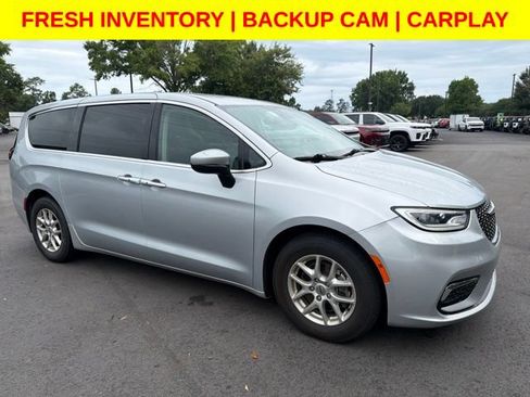 Used 2023 Chrysler Pacifica Touring-L FWD image 1