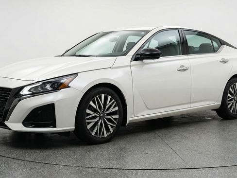 Used 2025 Nissan Altima 2.5 SV image 3