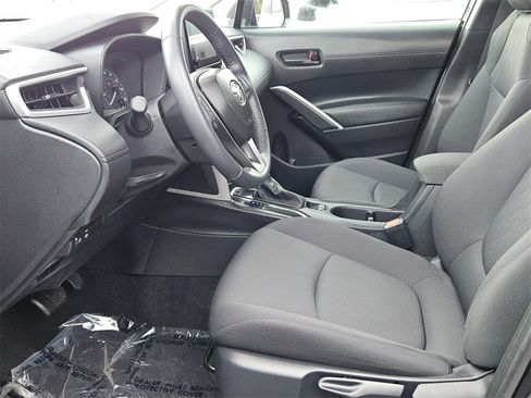 Used 2025 Toyota Corolla Cross LE image 17