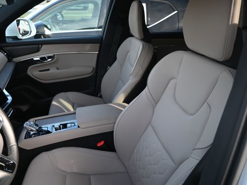 Used 2025 Volvo XC90 B6 Plus image 5