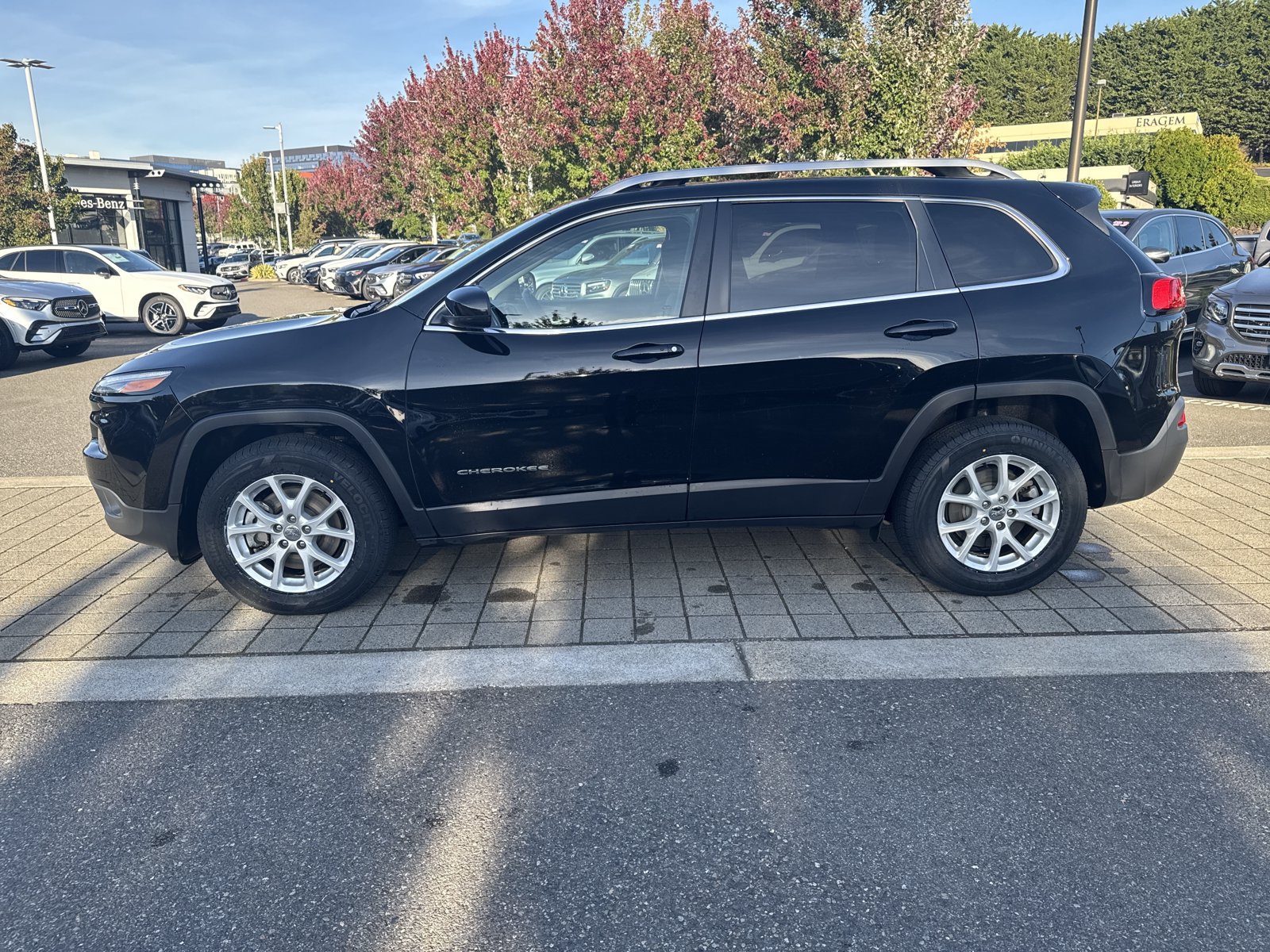 Used 2017 Jeep Cherokee Latitude w/ Comfort/Convenience Group AWD/4WD image 8