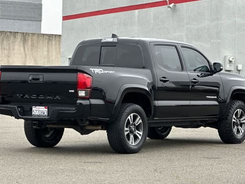 Used 2018 Toyota Tacoma TRD Sport image 2