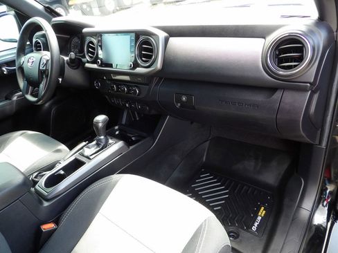 Used 2022 Toyota Tacoma TRD Off-Road w/ Technology Package RWD image 38