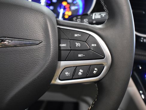 Used 2023 Chrysler Pacifica Limited w/ Trailer Tow Group image 16