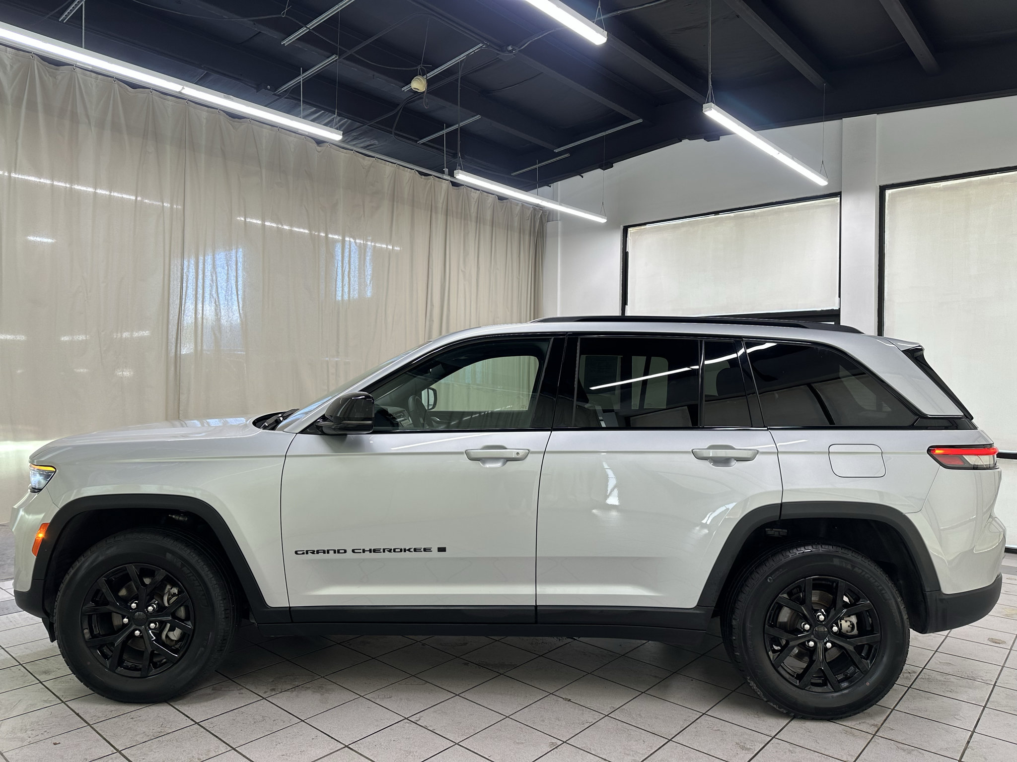 Used 2025 Jeep Grand Cherokee Altitude AWD/4WD image 11