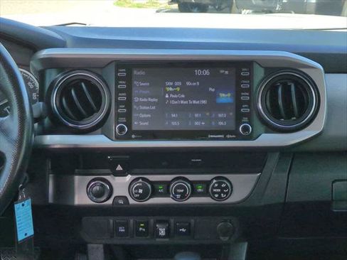 Certified 2020 Toyota Tacoma SR5 AWD/4WD image 17