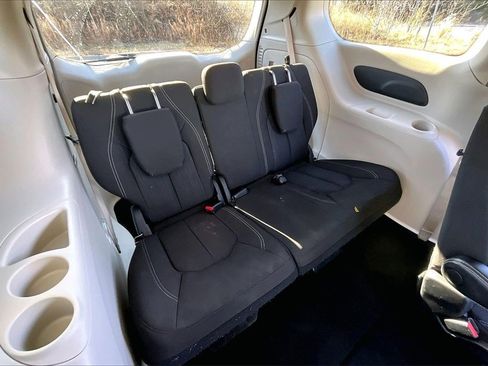 Used 2022 Chrysler Voyager LX image 24