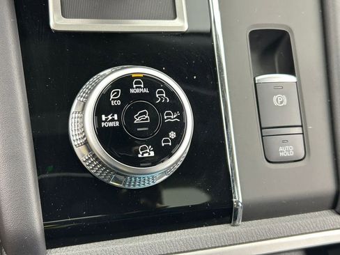 New 2025 Mitsubishi Outlander SE image 22