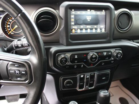 Used 2018 Jeep Wrangler Unlimited Sport S image 10