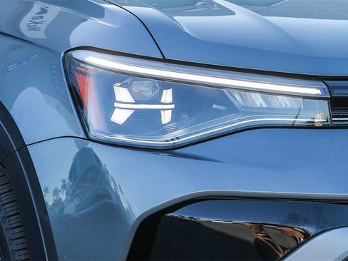 Used 2025 Volkswagen Taos SE image 4