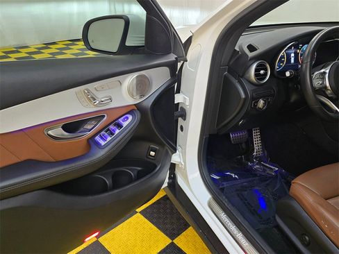 Used 2021 Mercedes-Benz GLC 300 4MATIC w/ AMG Line image 19