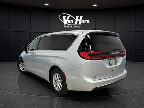 Used 2024 Chrysler Pacifica Touring-L FWD image 5