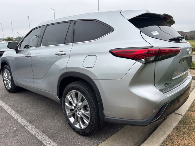 Used 2021 Toyota Highlander Limited FWD image 4