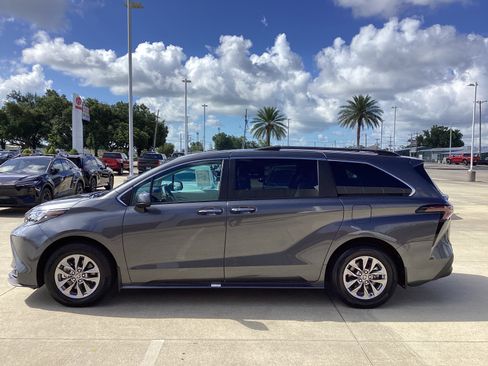 Used 2025 Toyota Sienna XLE w/ XLE Plus Package FWD image 4