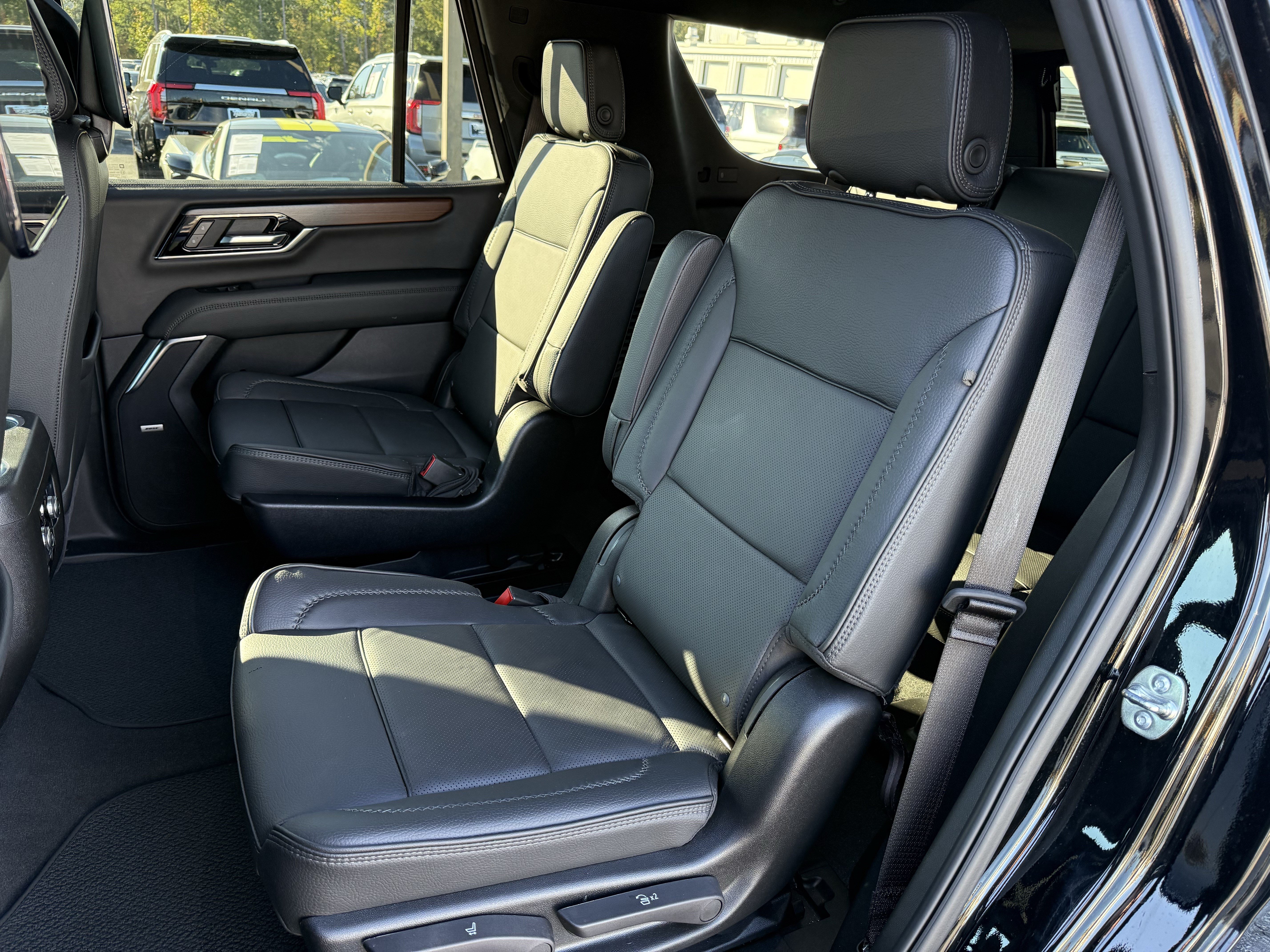 Used 2026 GMC Yukon Denali w/ Denali Reserve Package AWD/4WD image 35