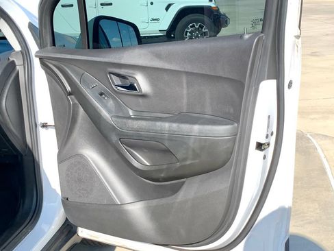 Used 2019 Chevrolet Trax LT FWD image 25