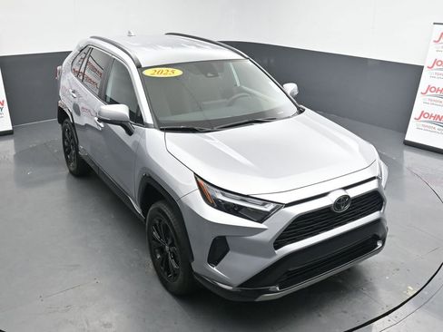 Used 2025 Toyota RAV4 SE image 29