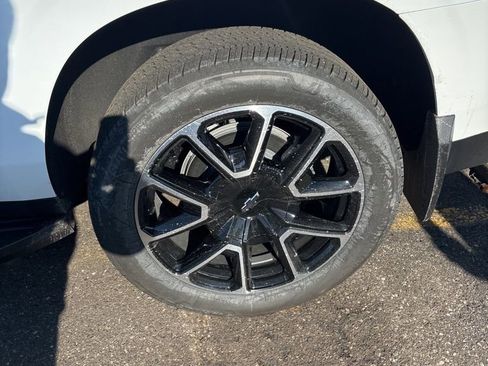 Used 2024 Chevrolet Suburban RST w/ Luxury Package image 3