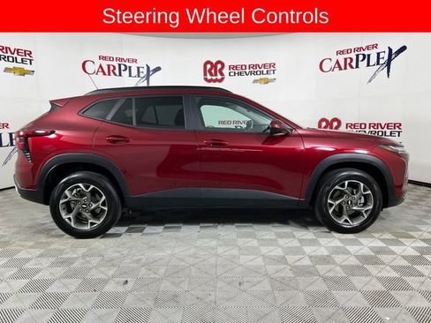Used 2025 Chevrolet Trax LT w/ LT Convenience Package FWD image 9