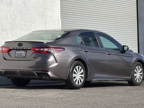 Used 2018 Toyota Camry SE w/ Moonroof Package FWD image 4