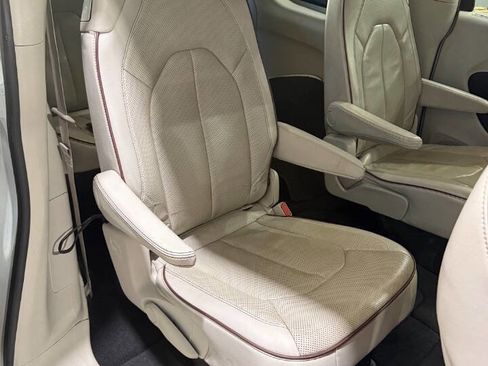 Used 2020 Chrysler Pacifica Limited image 11