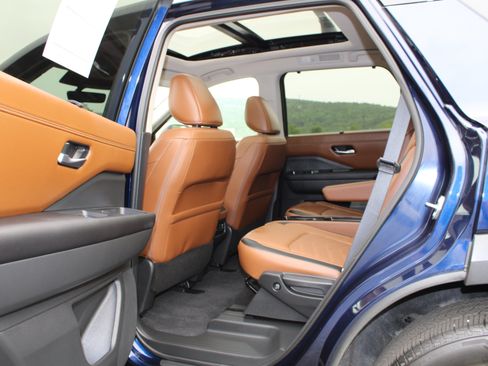 Used 2024 Nissan Pathfinder Platinum AWD/4WD image 16