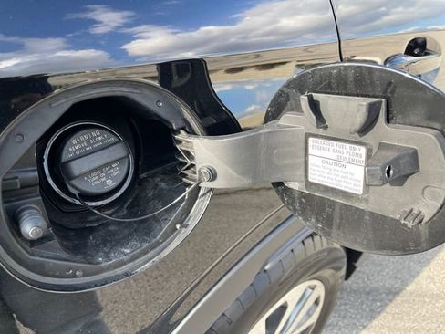 Used 2022 Subaru Outback Premium image 16