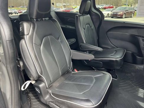 Used 2023 Chrysler Pacifica Limited w/ S Appearance Package image 21