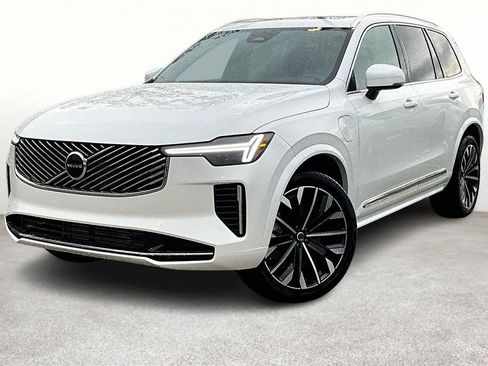 New 2025 Volvo XC90 T8 Core image 2