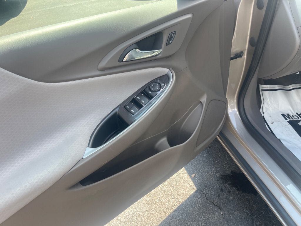Used 2025 Chevrolet Malibu LT FWD image 9