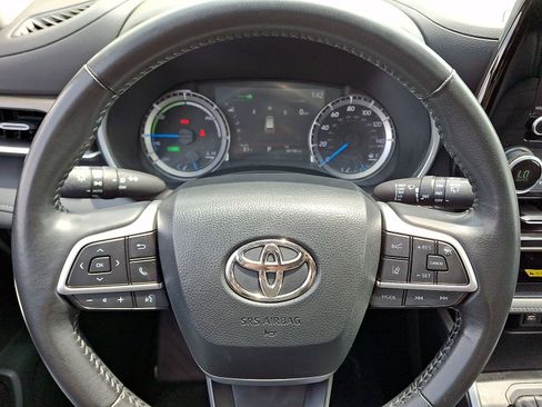 Used 2023 Toyota Highlander XLE AWD/4WD image 16