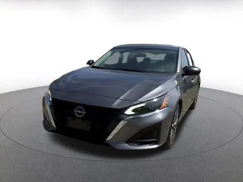 Used 2025 Nissan Altima 2.5 SV FWD image 7