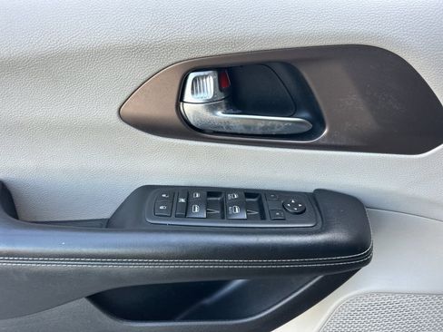 Used 2021 Chrysler Voyager Lxi FWD image 10