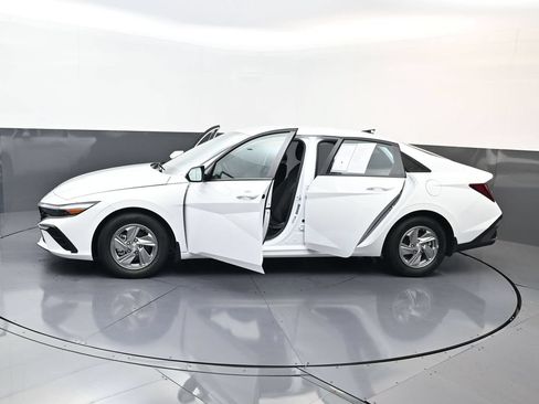 Certified 2026 Hyundai Elantra SE FWD image 32