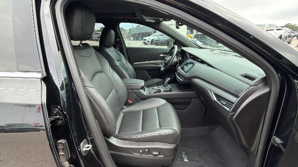 Used 2021 Cadillac XT4 Premium Luxury w/ Cold Weather Package FWD image 31