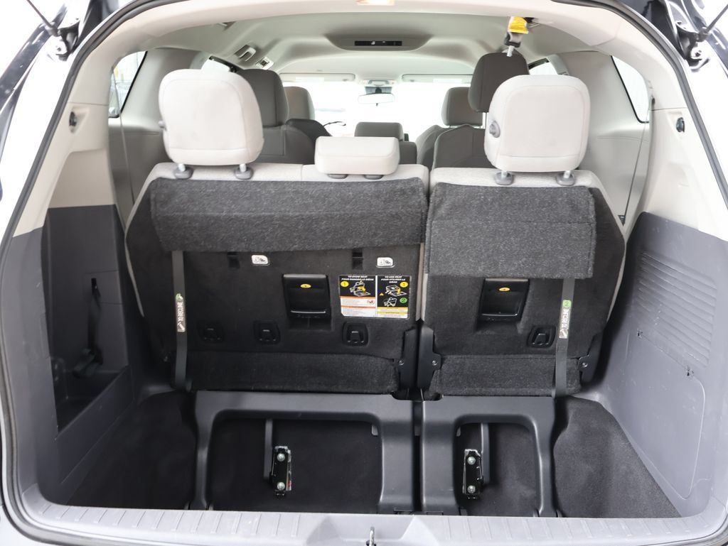 Used 2024 Toyota Sienna LE FWD image 14