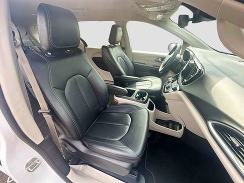 Used 2024 Chrysler Pacifica Touring-L FWD image 28