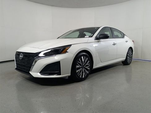 Used 2024 Nissan Altima 2.5 SV image 3