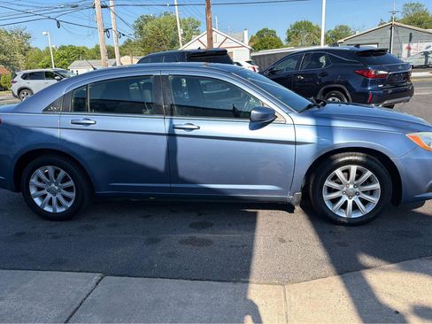Used 2011 Chrysler 200 Touring FWD image 9