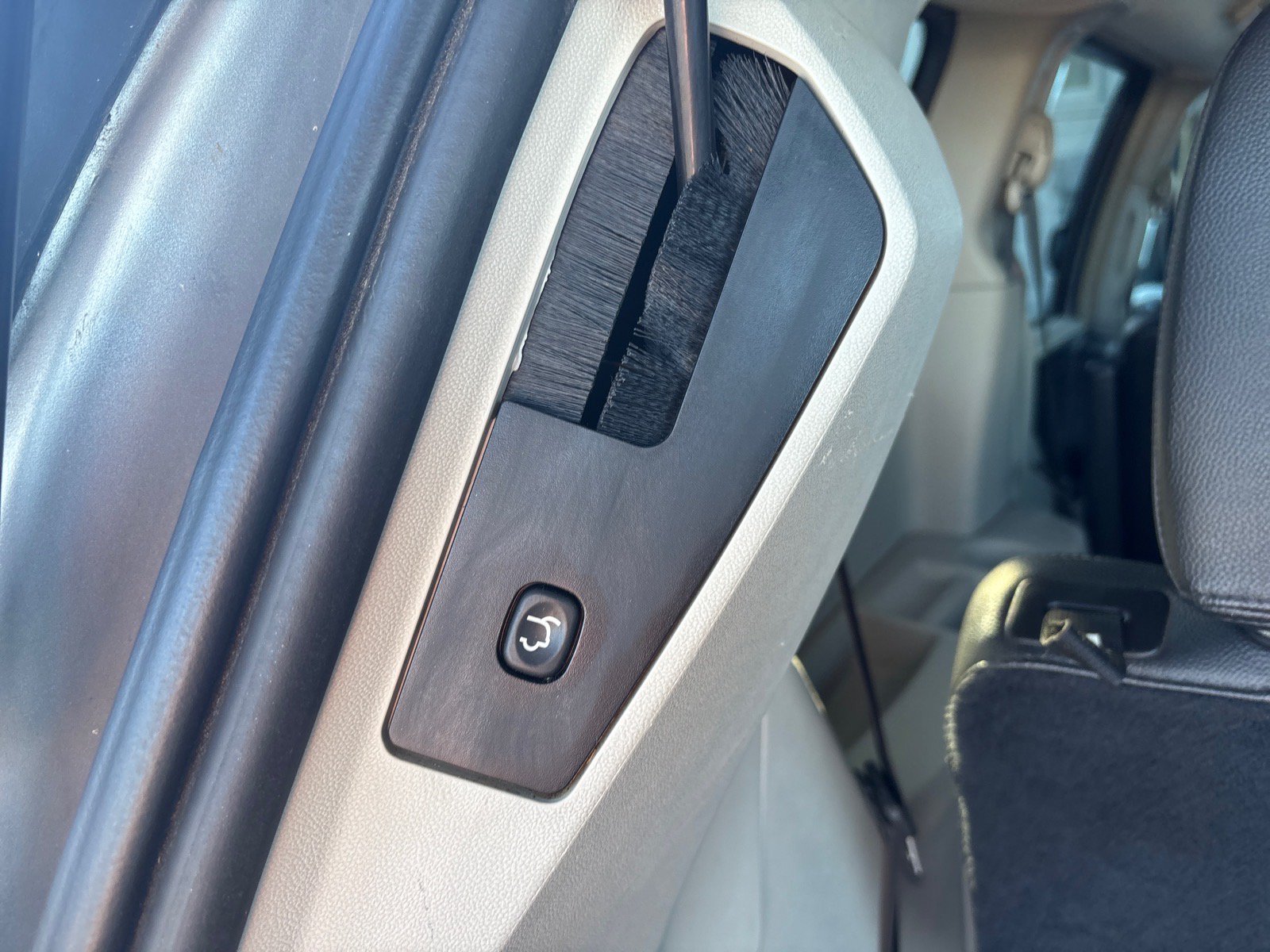 Used 2016 Chrysler Town & Country Touring FWD image 23