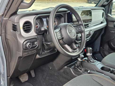 Used 2025 Jeep Wrangler Sport AWD/4WD image 12