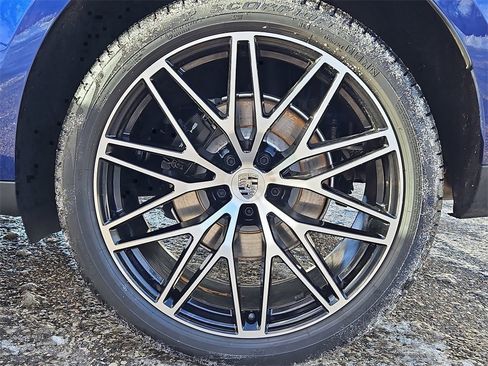 Certified 2025 Porsche Macan image 11