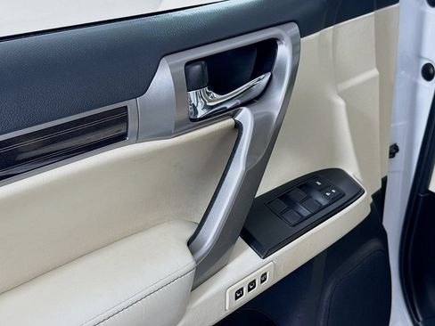 Certified 2022 Lexus GX 460 Luxury w/ Off Road Package AWD/4WD image 18