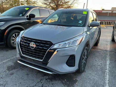 Used 2024 Nissan Kicks SV image 2