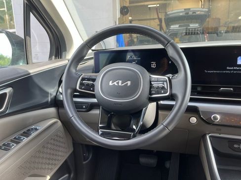 Used 2025 Kia Carnival FWD image 16